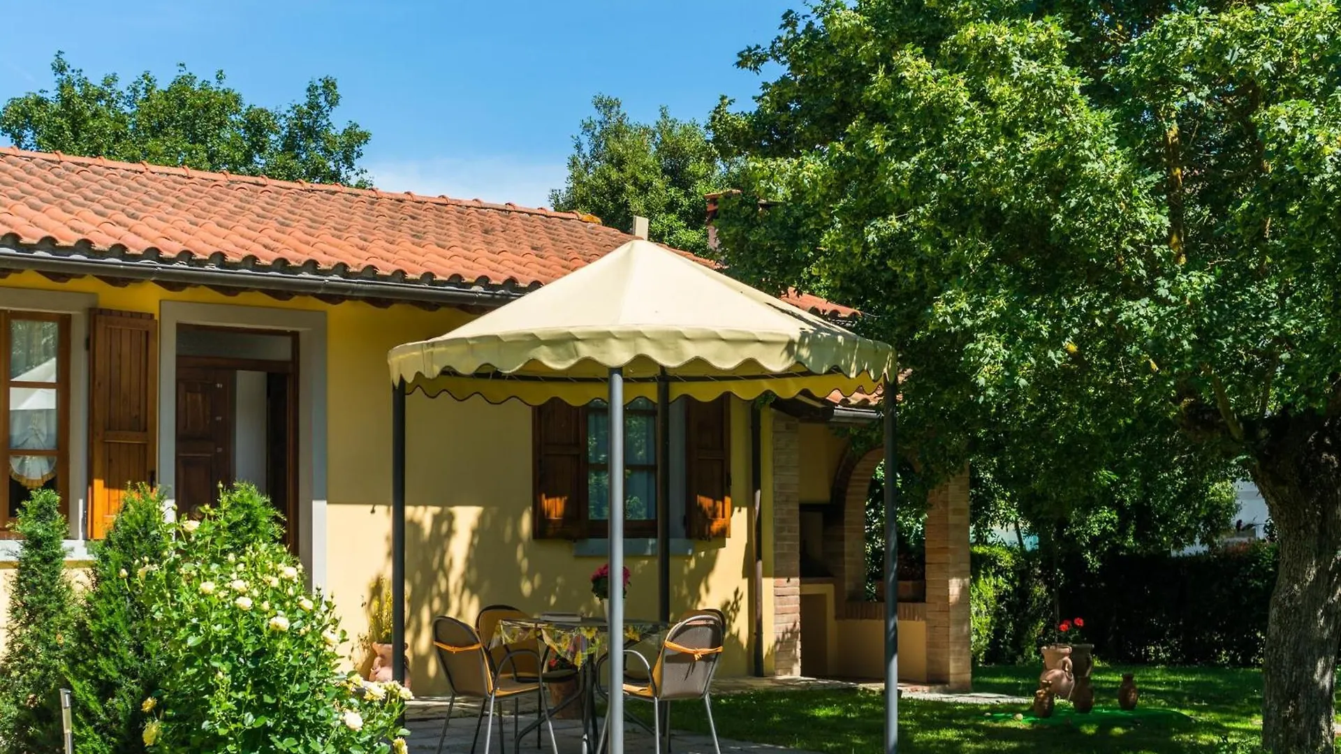 Spacious Farmhouse In Castiglion Fiorentino With Garden بيت للعطل
