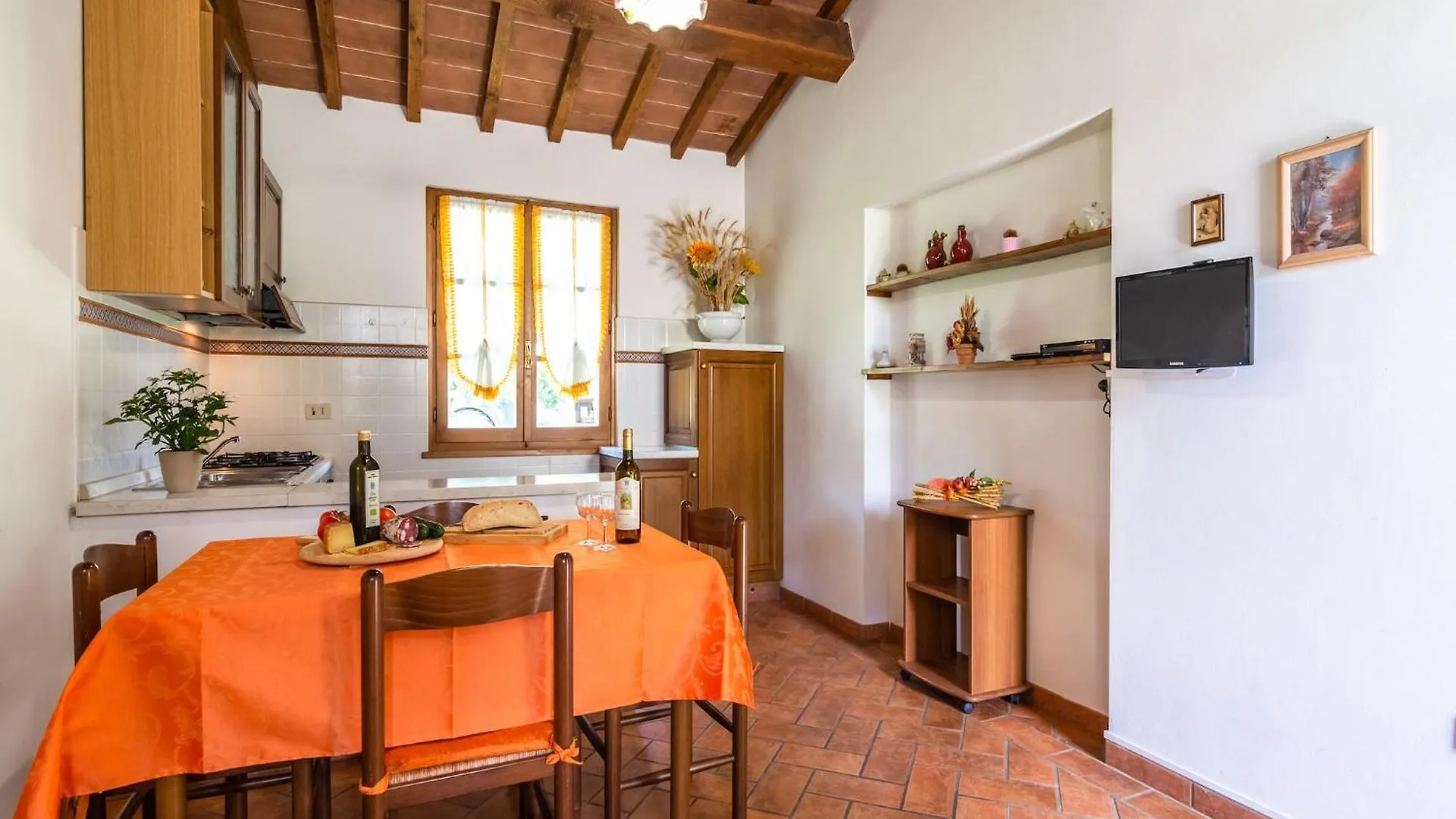 Spacious Farmhouse In Castiglion Fiorentino With Garden بيت للعطل